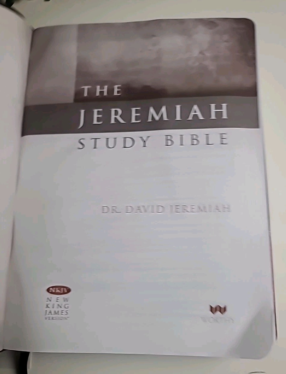 . David JeremiahThe Jeremiah Study Bible, NKJV: Charcoal/Burgundy LeatherLuxe®:
