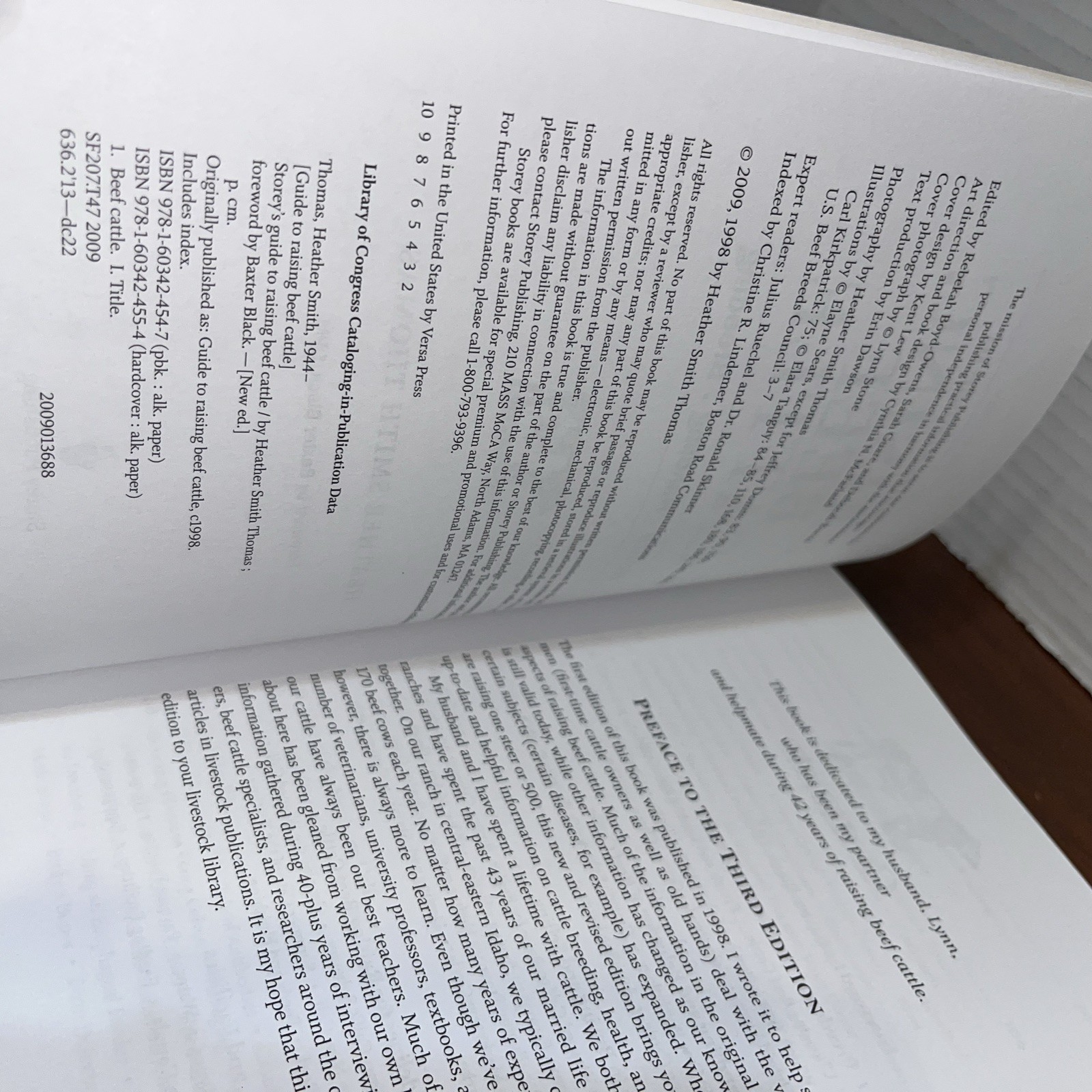 Storey’s Guide to Raising Beef Cattle – Heather Smith Thomas – Unread Shelf Wear