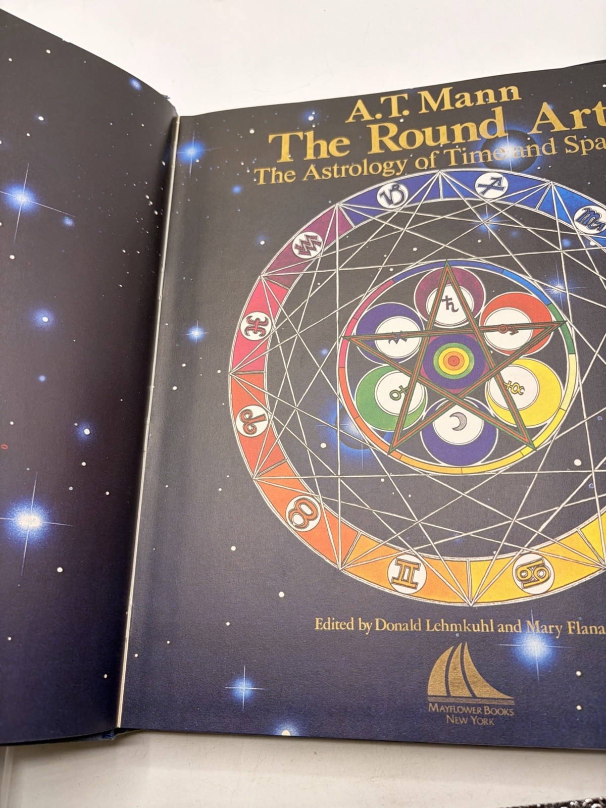 The Round Art: Astrology of Time and Space by Mann, A.J. 0905895185 The Fast
