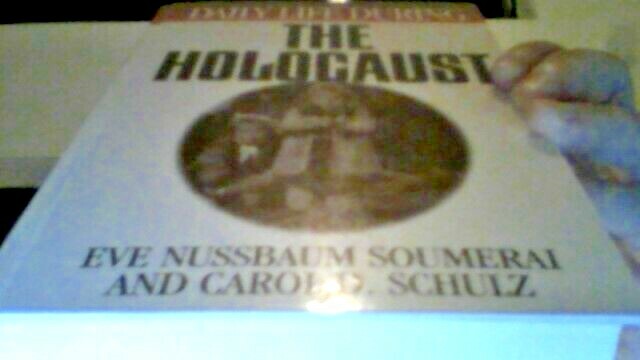 ( SINGED ) Daily Life: Daily Life During the Holocaust / 312 pages / 1998