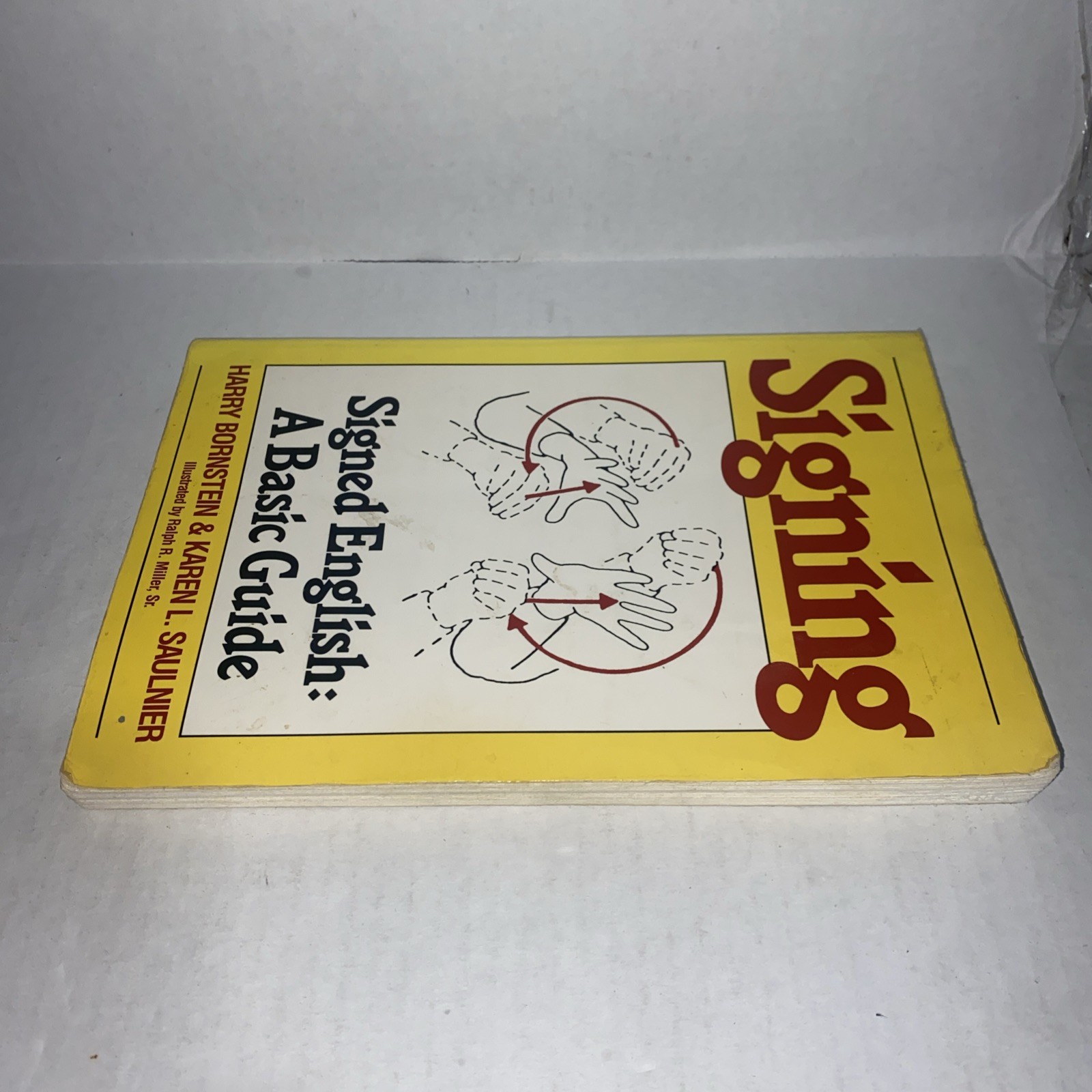Signing: Signed English: A Basic Guide – Paperback By Bornstein, Harry