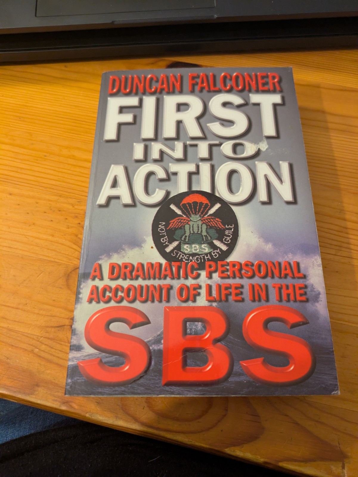 First Into Action: A Dramatic Personal Account of Life… – Falconer, Duncan