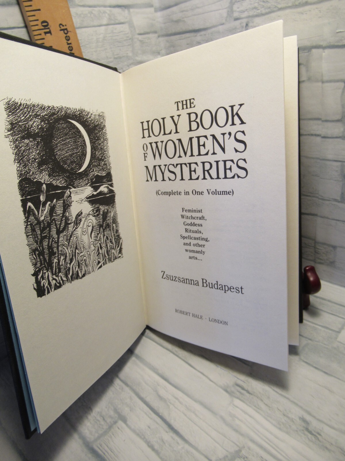 HOLY BOOK OF WOMENS MYSTERIES/ by Zsuzsanna Budapest/