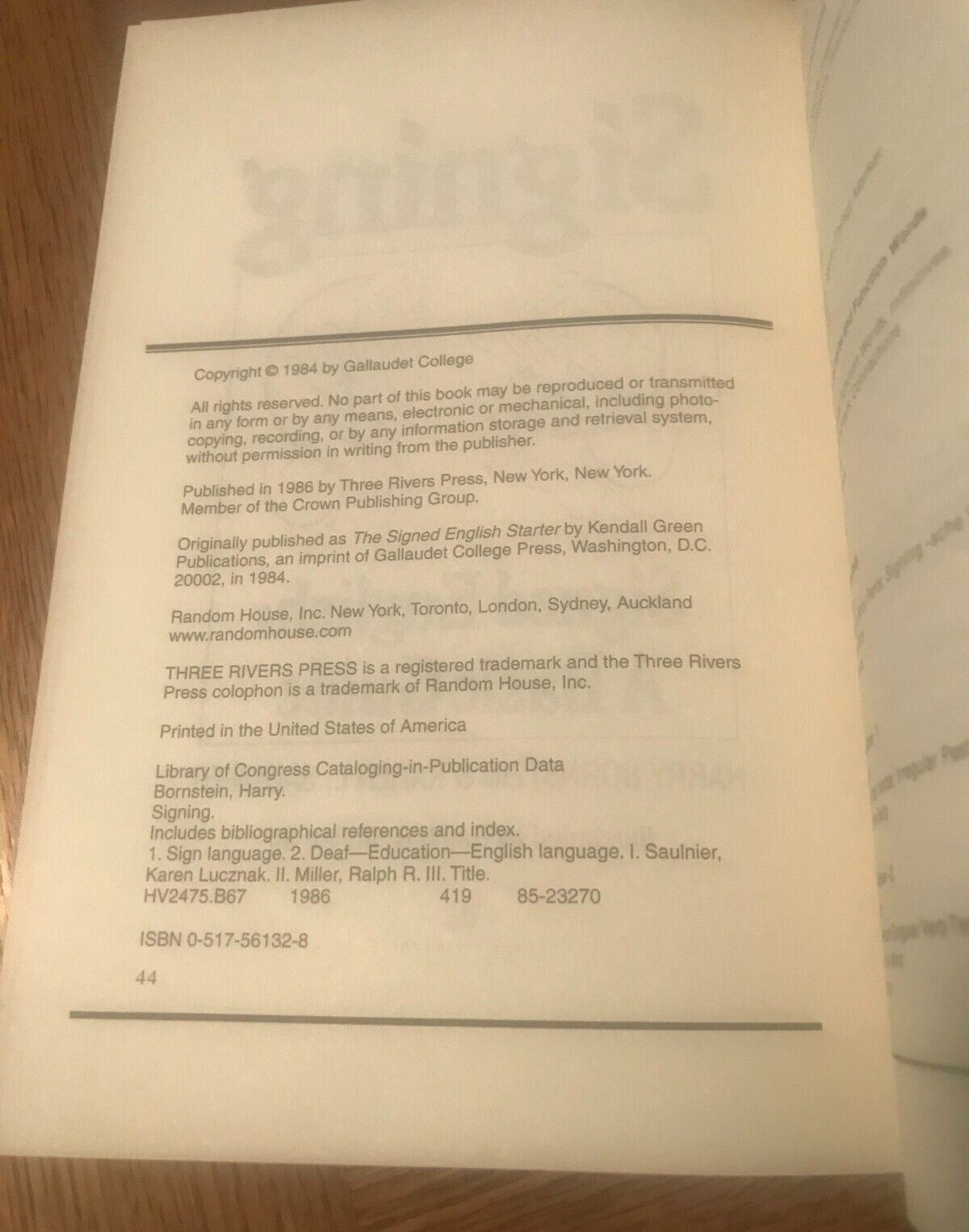 Signing: Signed English: A Basic Guide by Bornstein, Harry; Saulnier, Karen L.