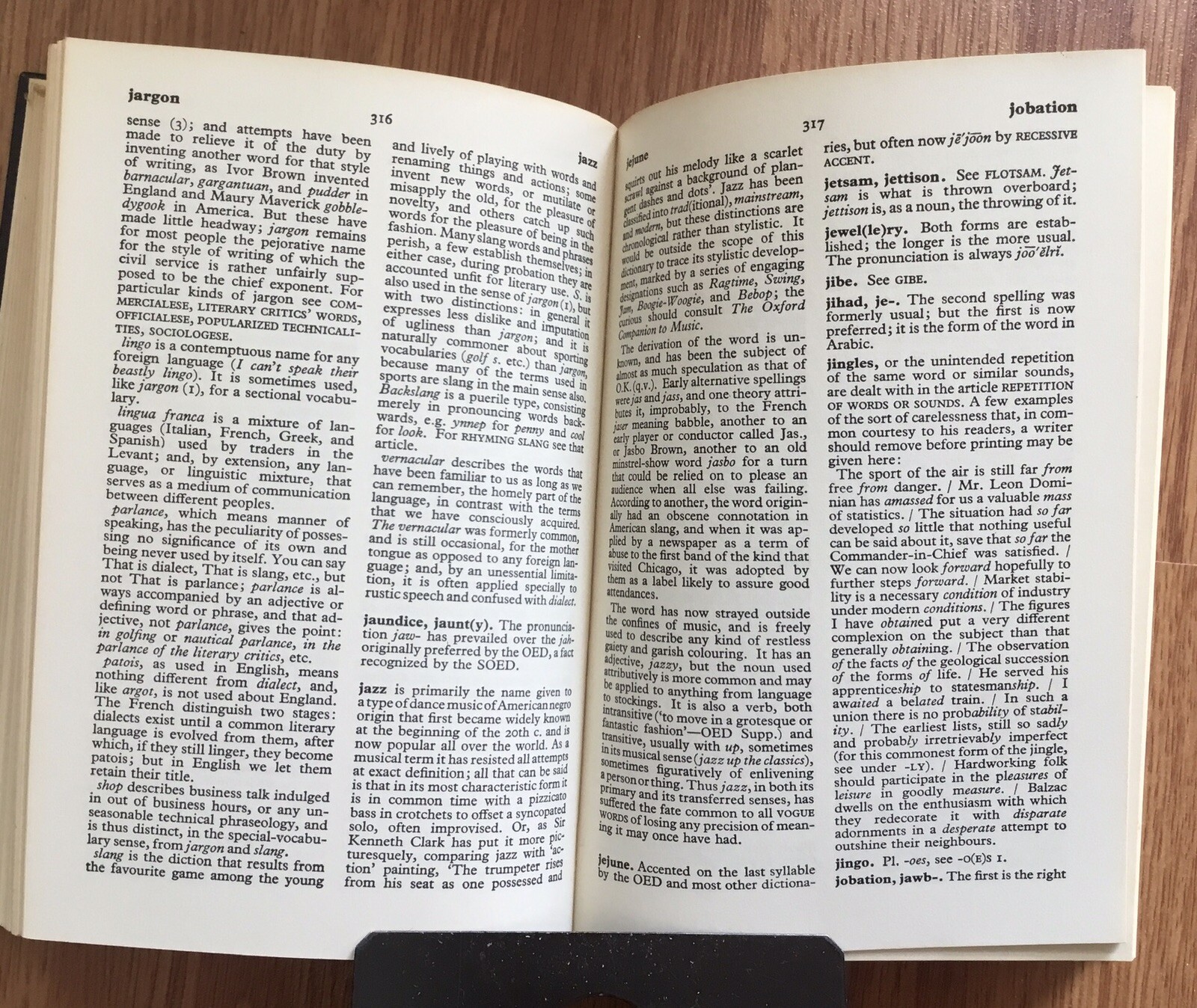 FOWLER’S Dictionary MODERN ENGLISH USAGE 1965 OXFORD Reference Book HC