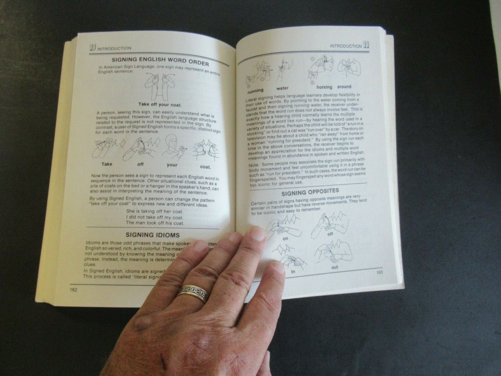SIGNING-ENGLISH: A BASIC GUIDE BY HARRY BORNSTEIN & KAREN SAULNIER 1988a