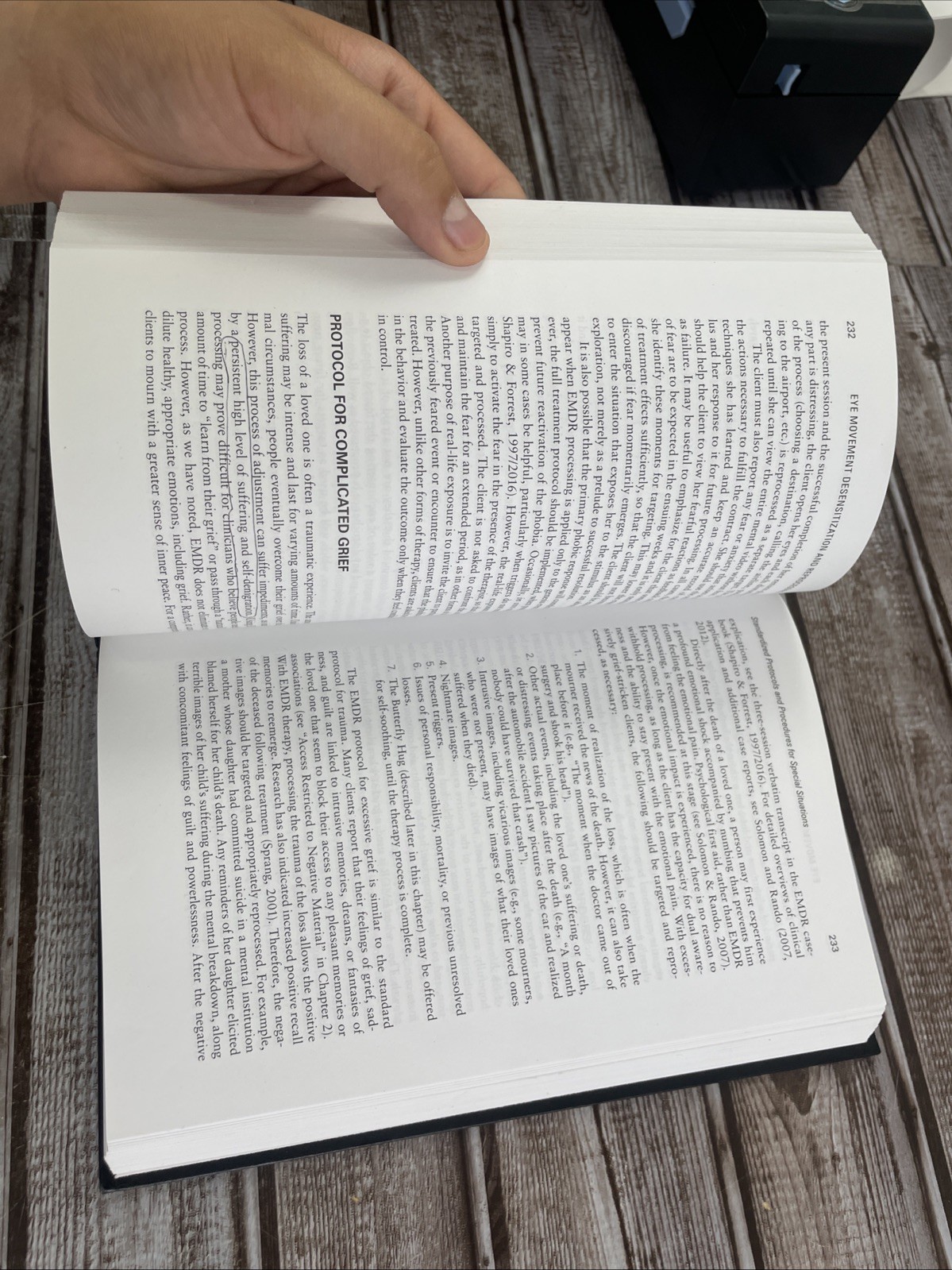 Eye Movement Desensitization and Reprocessing EMDR Therapy Basic Principles..