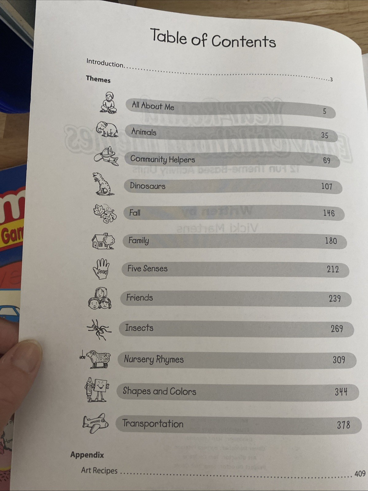 Year-Round Early Childhood Themes : 12 Fun Theme-Based Activity Units: V.Martens