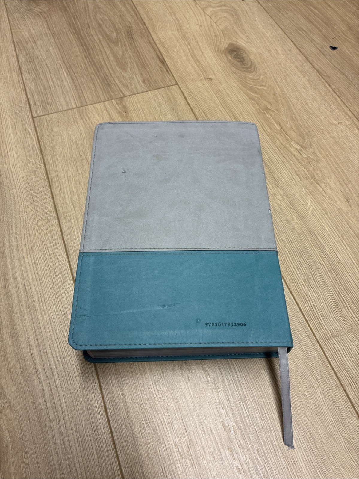 The Jeremiah Study Bible, NKJV Leatherluxe Gray/Teal – DIRTY COVER GOOD PAGES