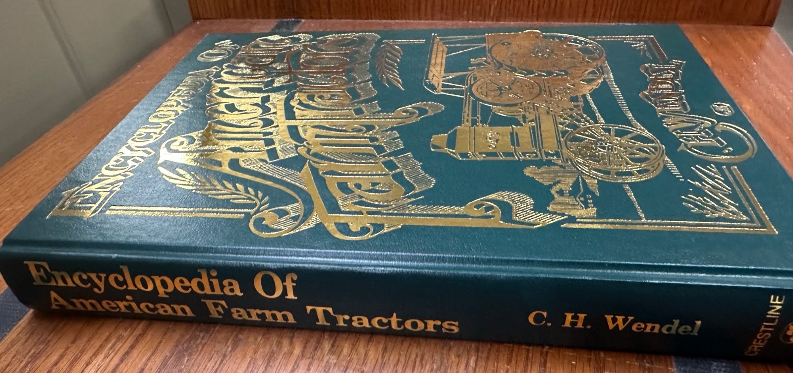 Encyclopedia of American Farm Tractors (Crestline Series) – Hardcover – like new