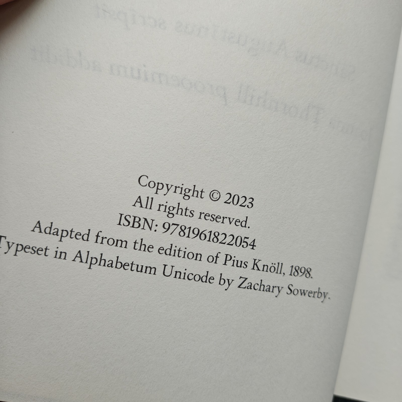 IN LATIN The Confessions: Saint Augustine 2023 9781961822054 Damaged Back Cover