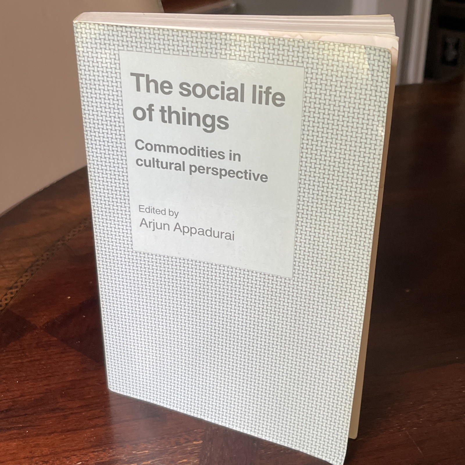 Social Life of Things : Commodities in Cultural Perspective by Arjun. Appadurai