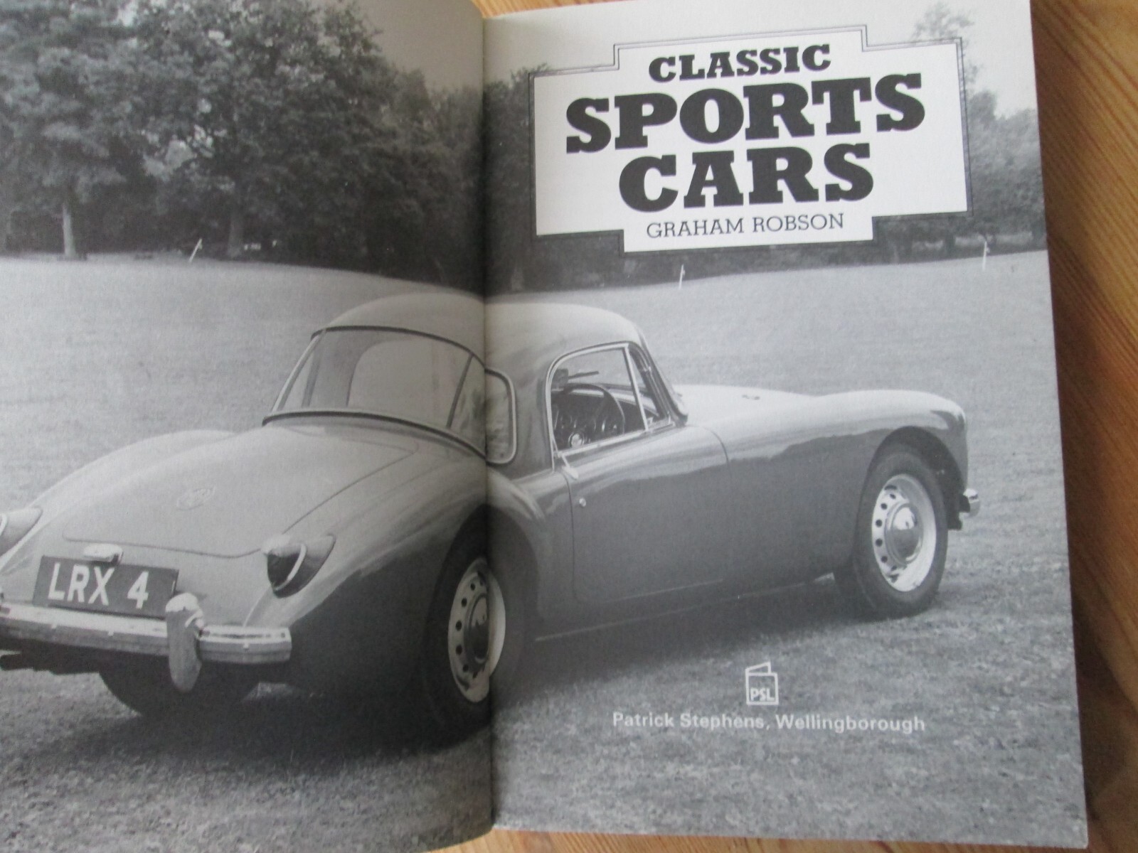 Classic Sports Cars (PBK),Graham Robson