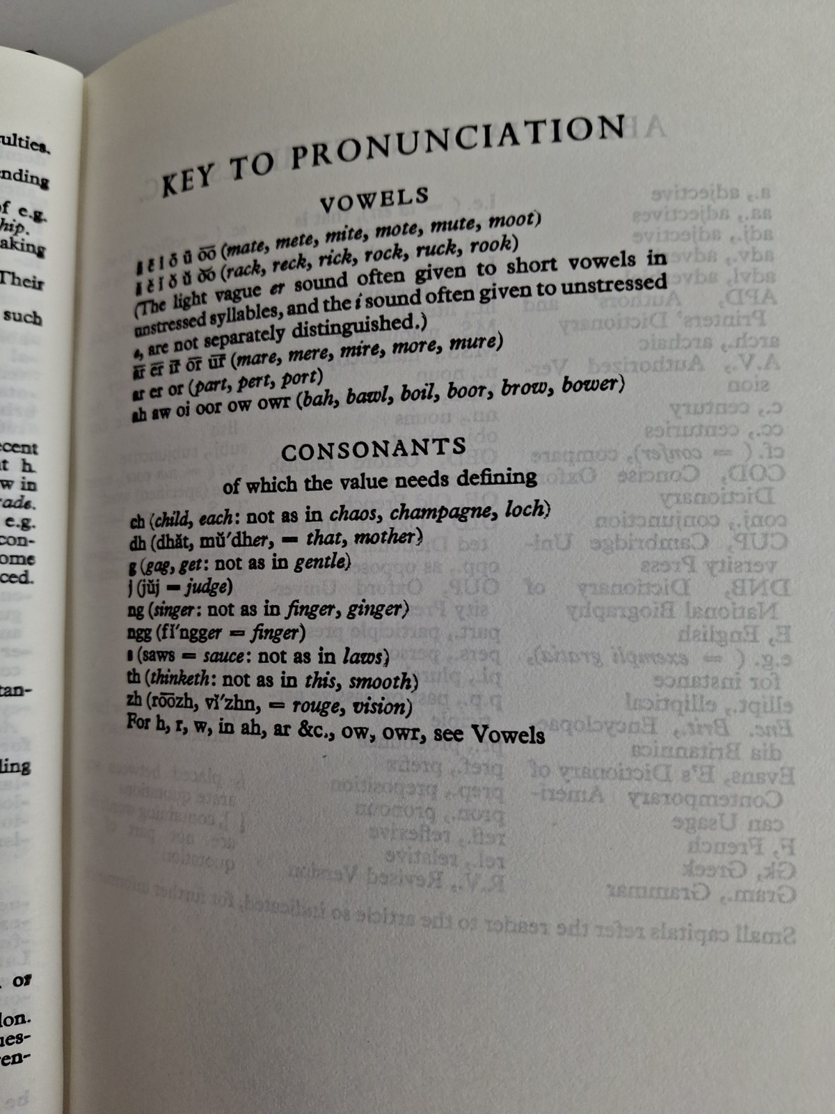 Fowler’sModern English Usage second edition bu HW Fowler K750