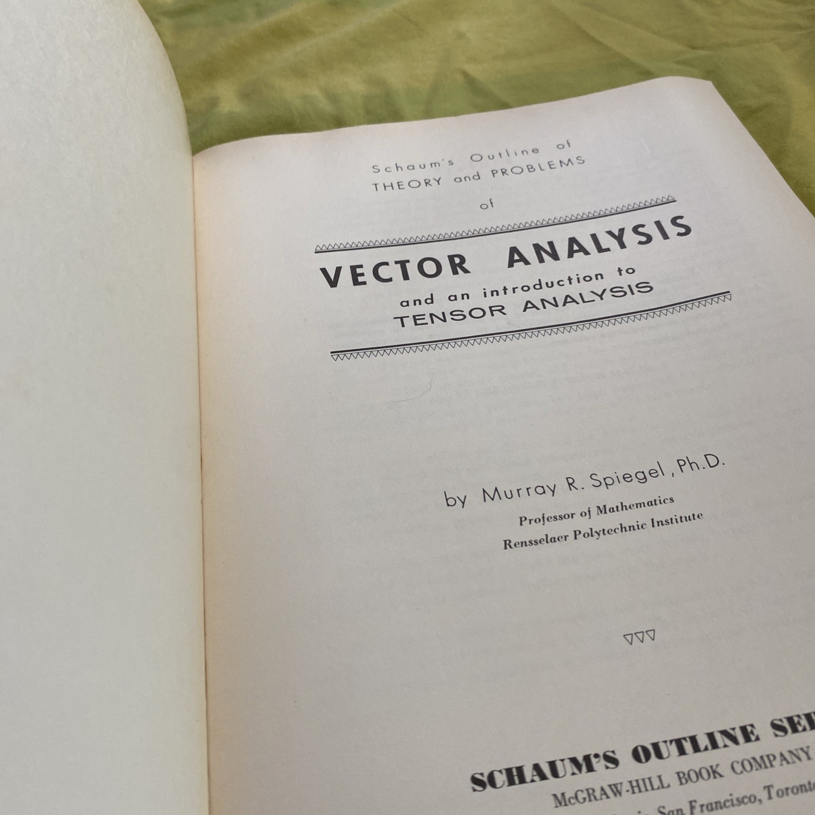 Vector Analysis, 1st Edition – paperback Murray R. Spiegel Schaum’s Outline