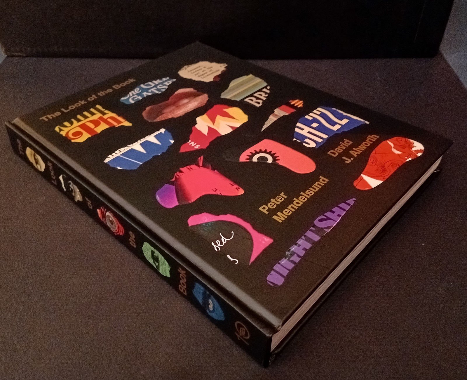 The Look of the Book: Jackets, Covers, and Art at the Edges of Literature, Mende
