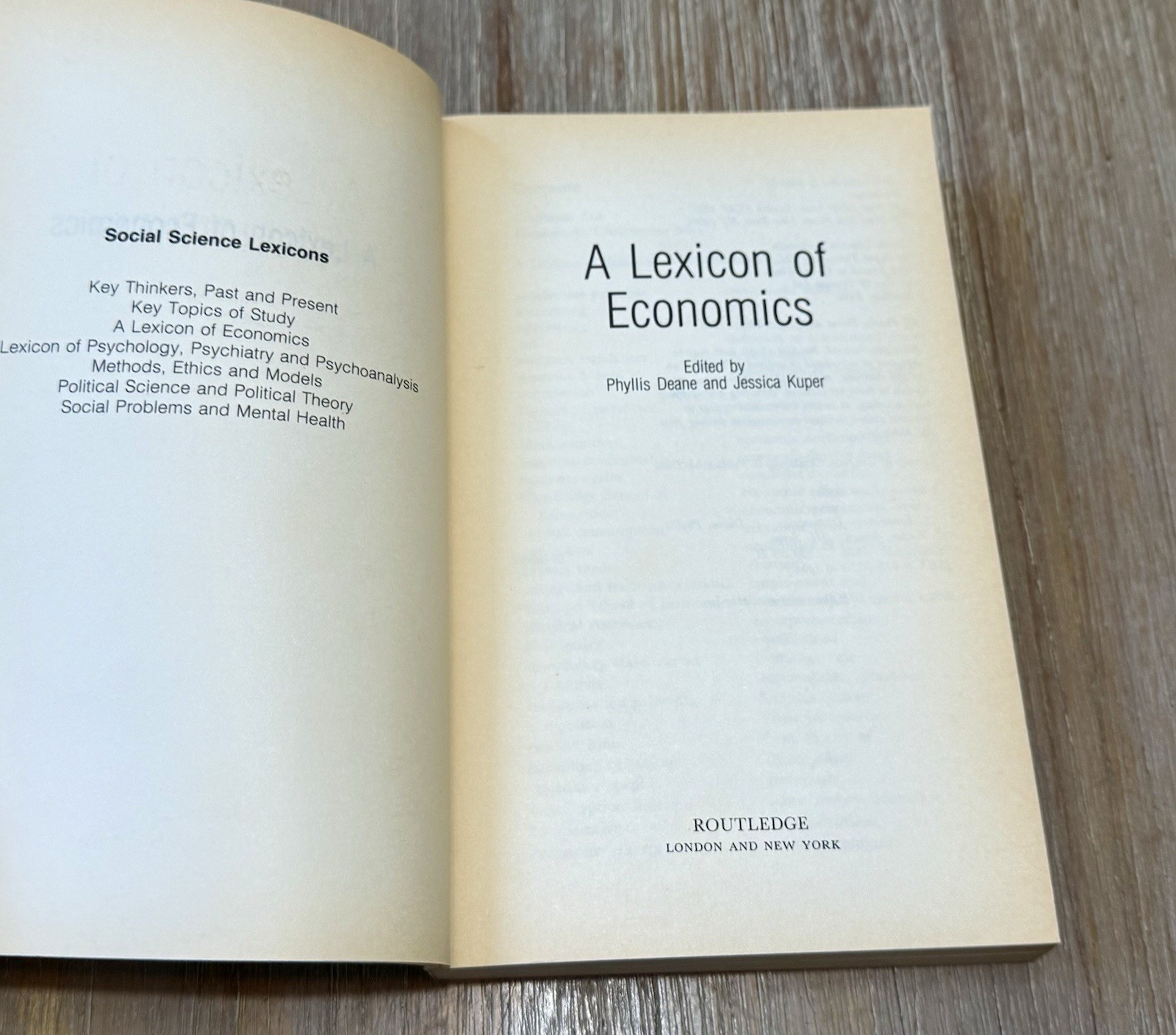 A Lexicon of Economics (Social Science Lexicons) Edited by Phyllis Deane 1988 SC