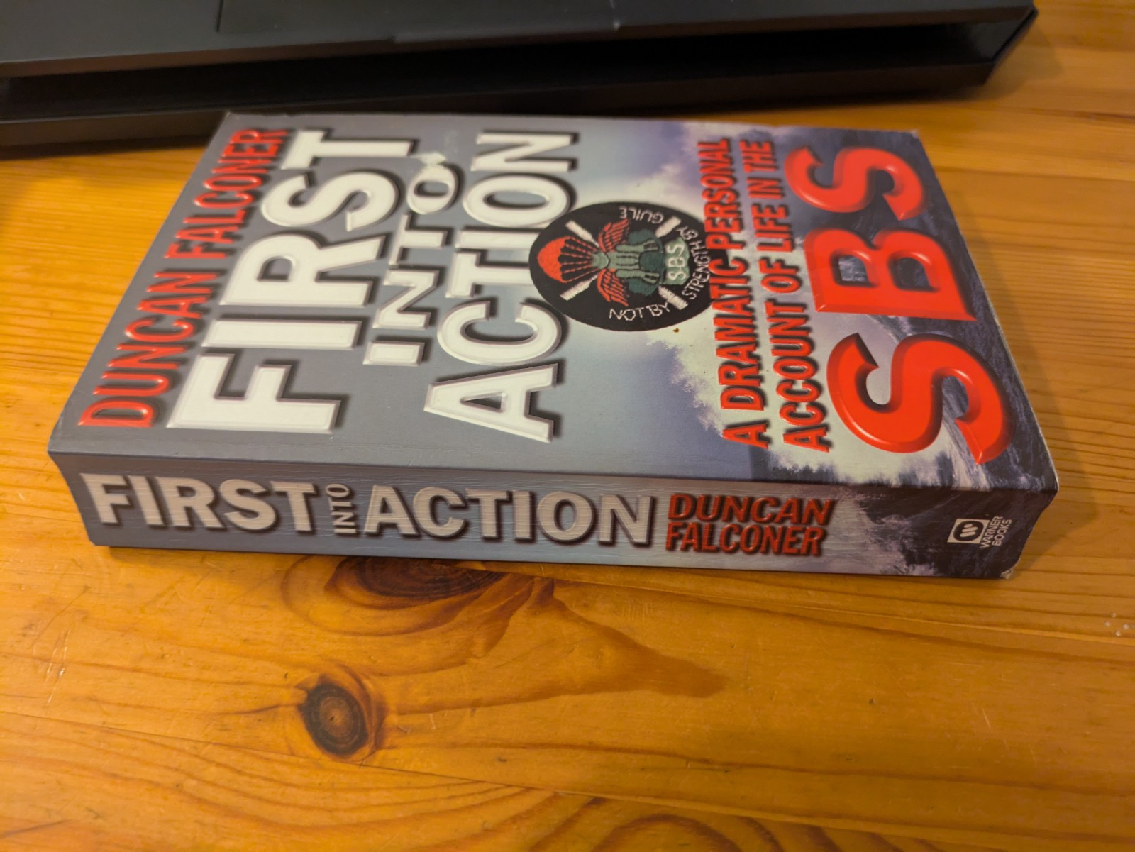 First Into Action: A Dramatic Personal Account of Life… – Falconer, Duncan