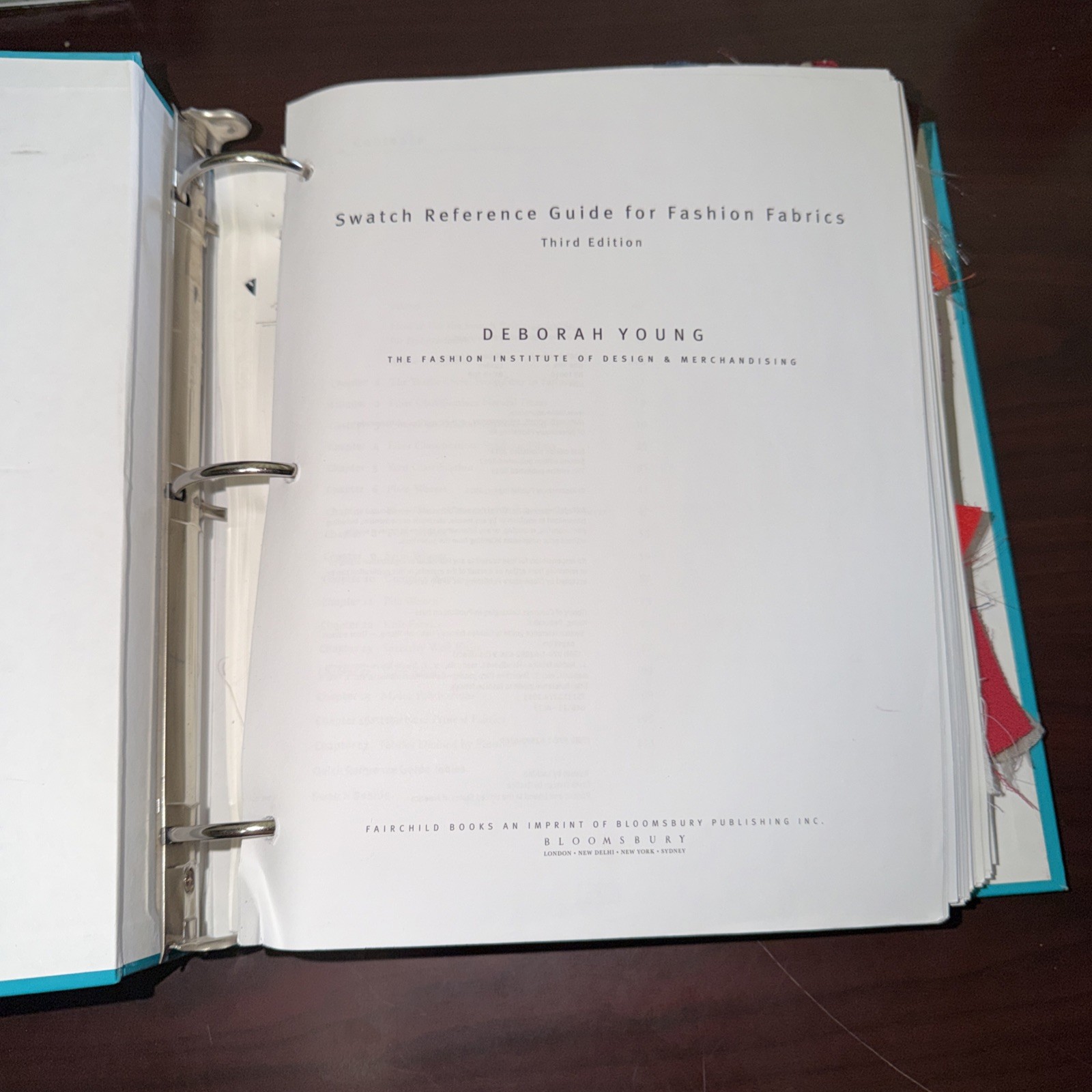 Swatch Reference Guide for Fashion Fabrics by Deborah E. Young (2015, Ringbound)