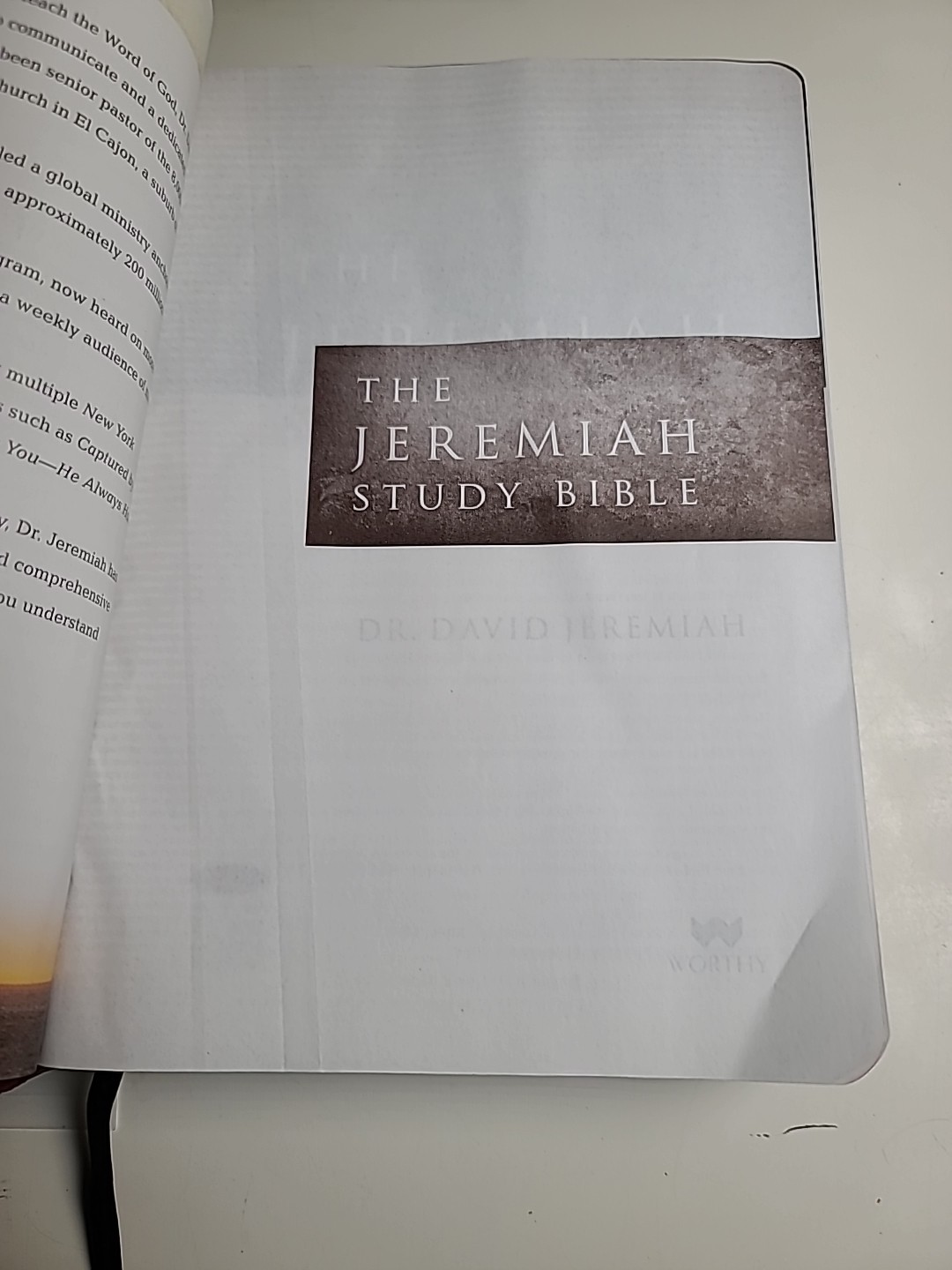 . David JeremiahThe Jeremiah Study Bible, NKJV: Charcoal/Burgundy LeatherLuxe®: