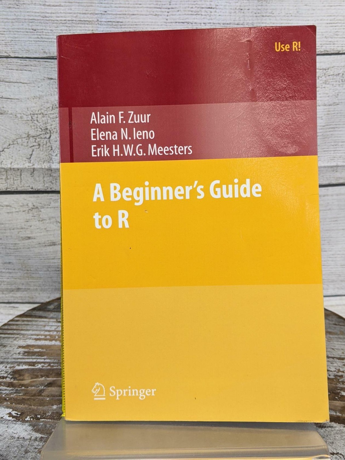 A Beginner’s Guide to R (Use R!) – Paperback By Zuur, Alain