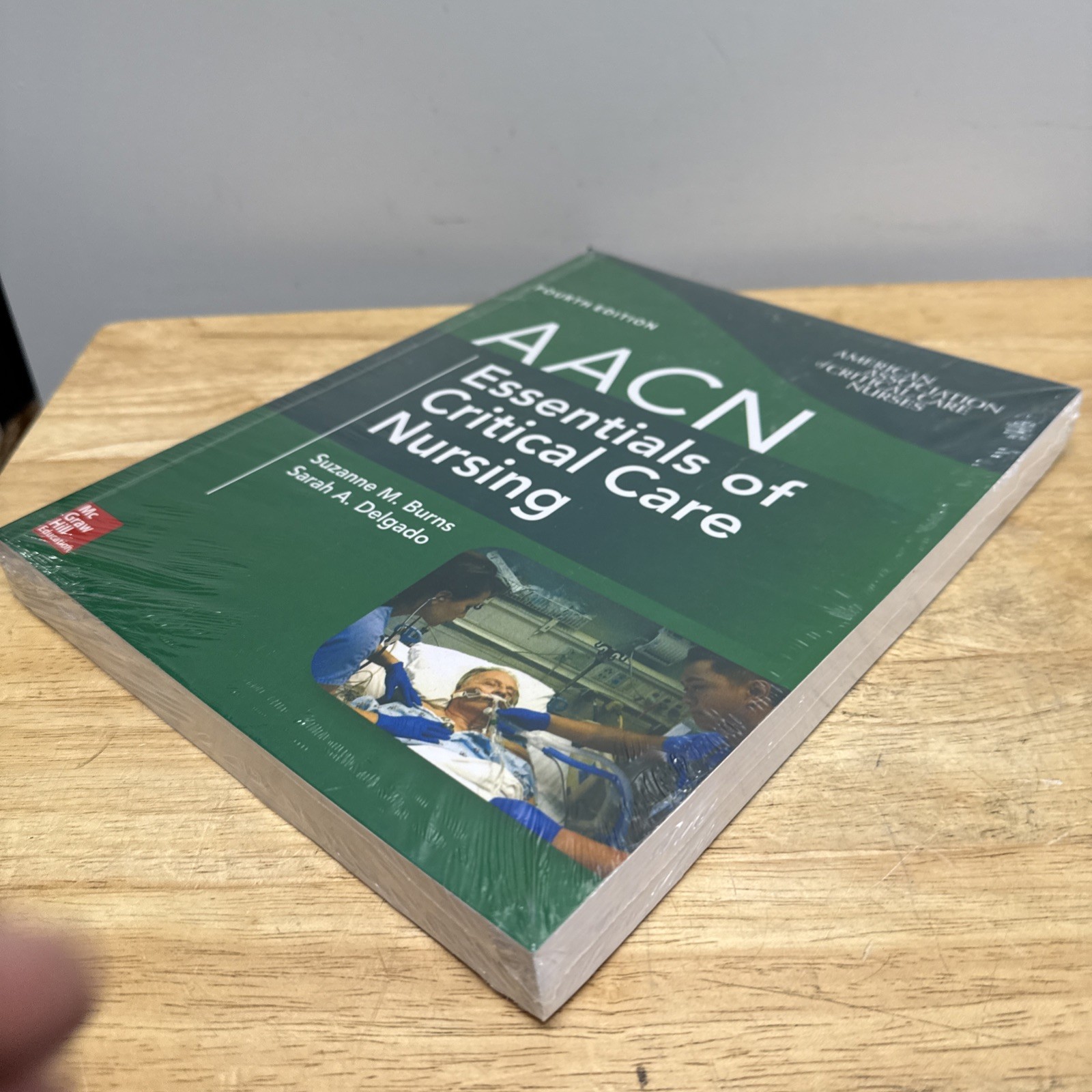 USA STOCK AACN Essentials of Critical Care Nursing, Fourth Edition paperback
