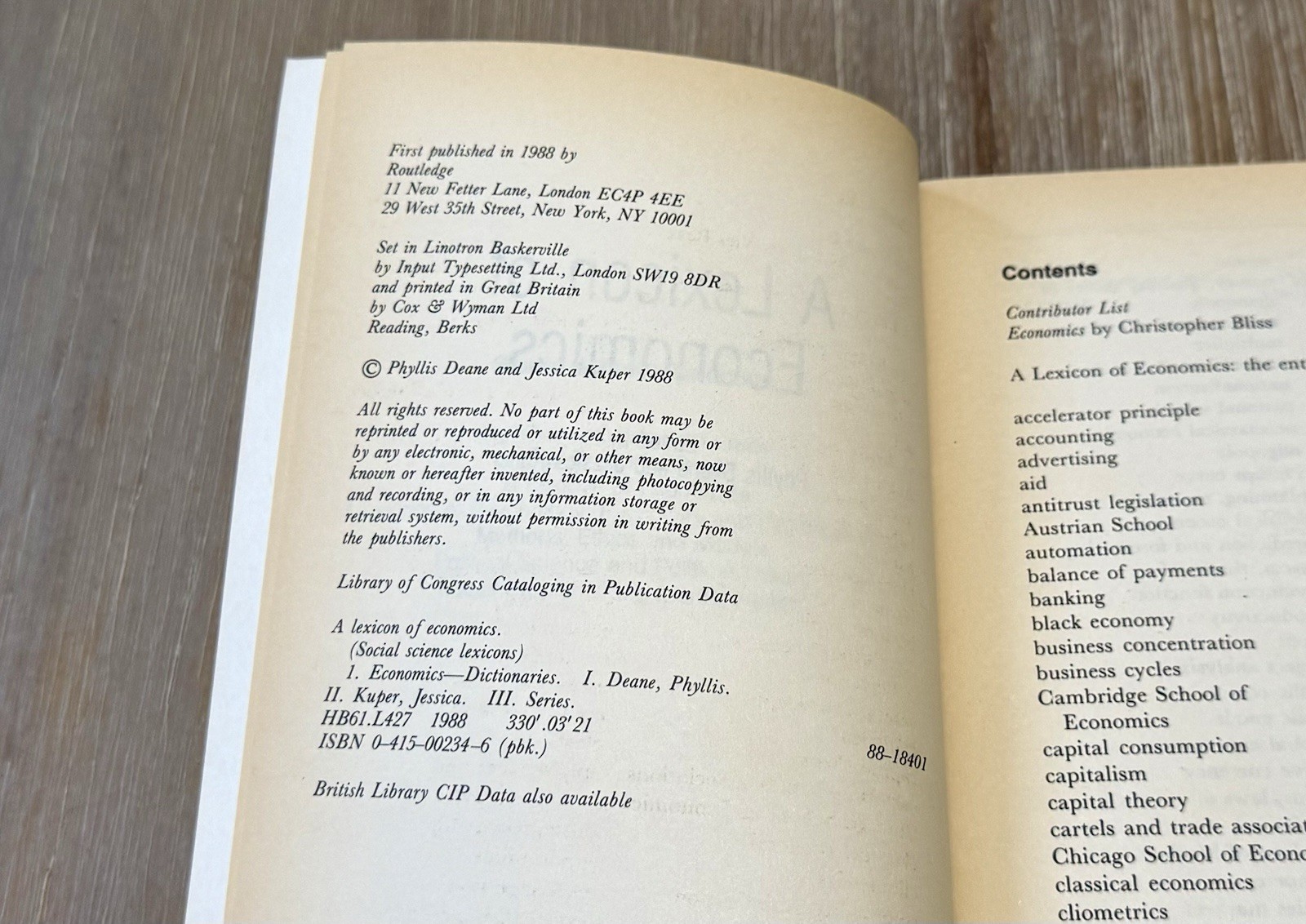A Lexicon of Economics (Social Science Lexicons) Edited by Phyllis Deane 1988 SC