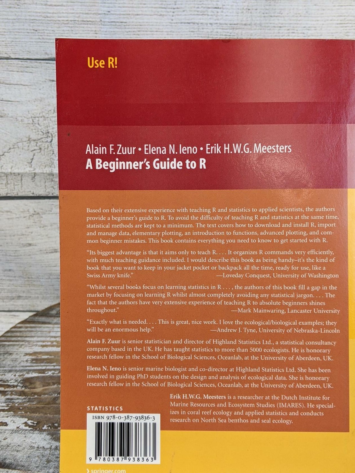 A Beginner’s Guide to R (Use R!) – Paperback By Zuur, Alain
