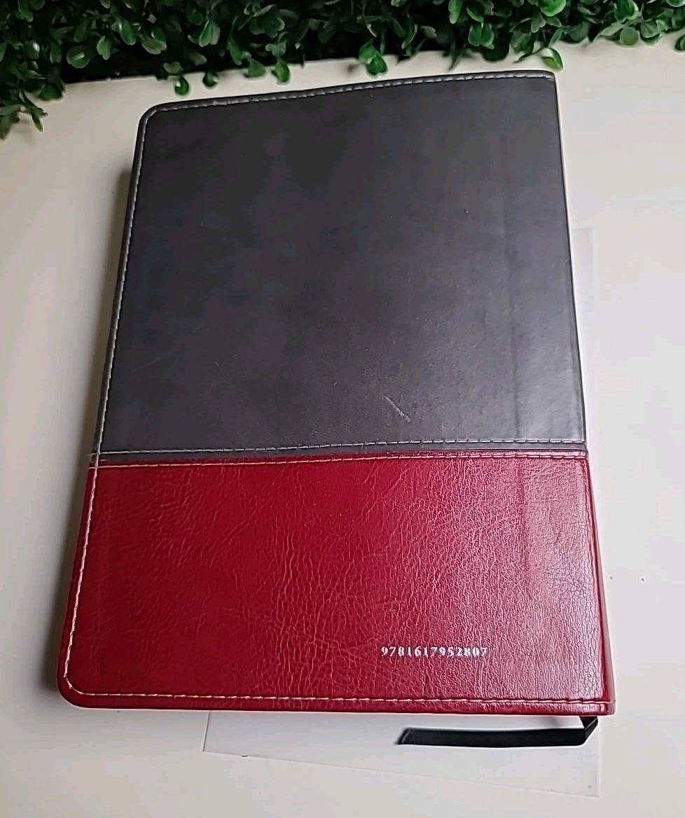 . David JeremiahThe Jeremiah Study Bible, NKJV: Charcoal/Burgundy LeatherLuxe®: