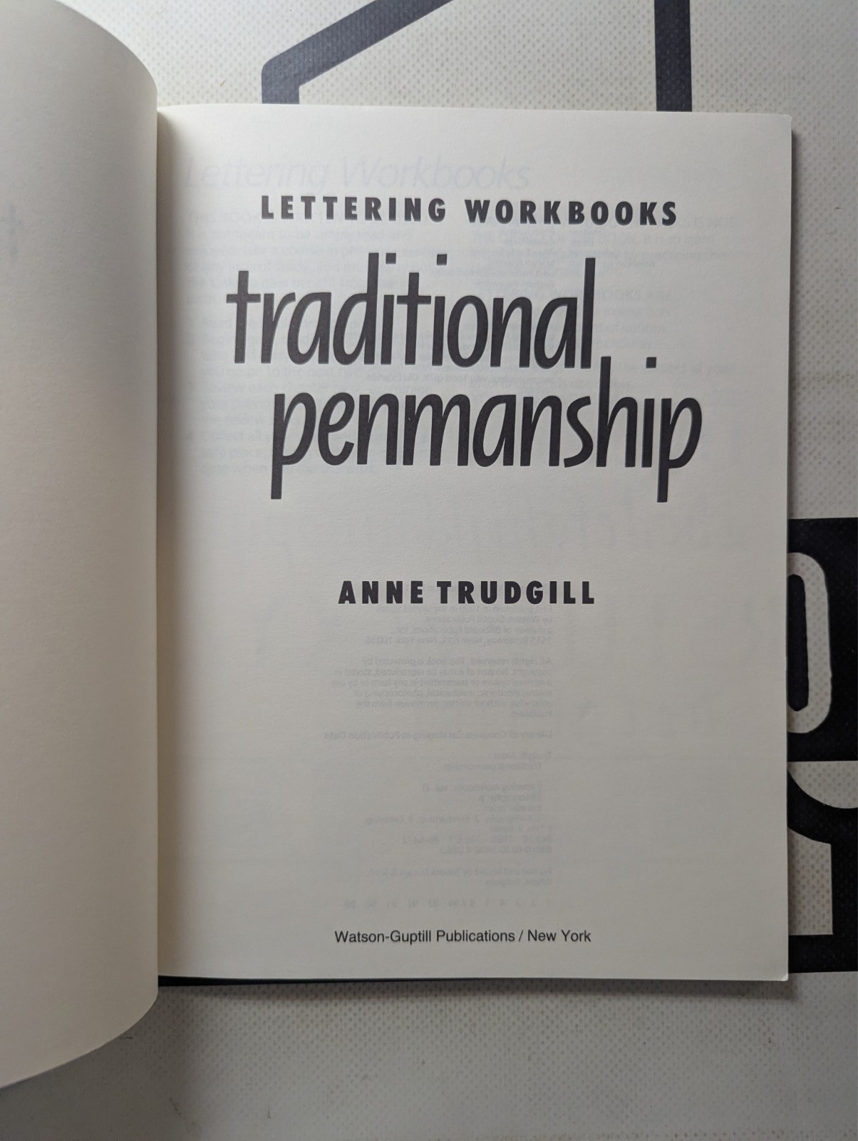 Lettering Workbooks: Traditional Penmanship : Mastering 18 Classic Alphabets…